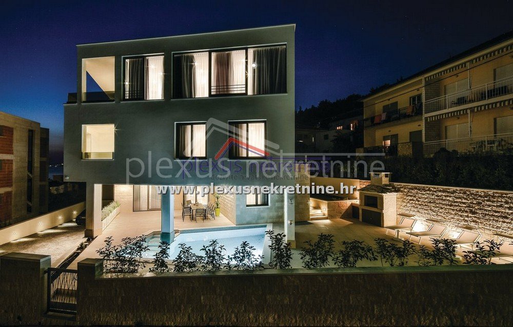 House, 363m², Plot -m²