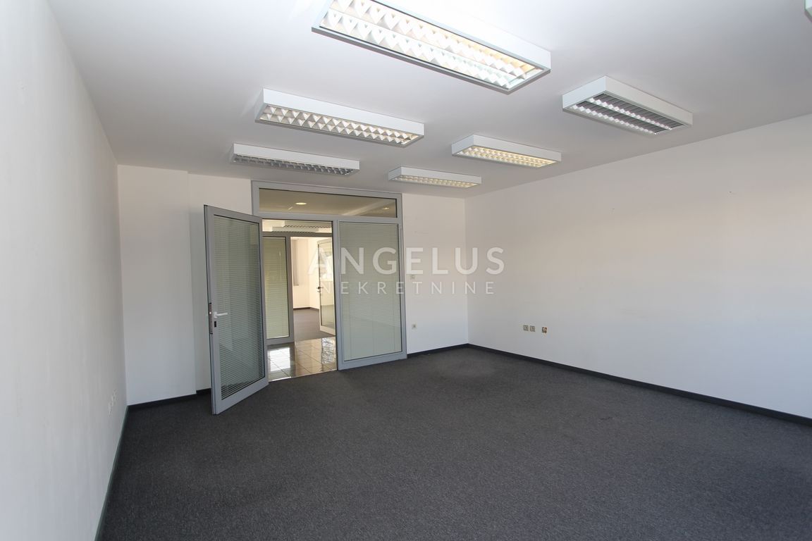 1100m², Office, 1 Floor