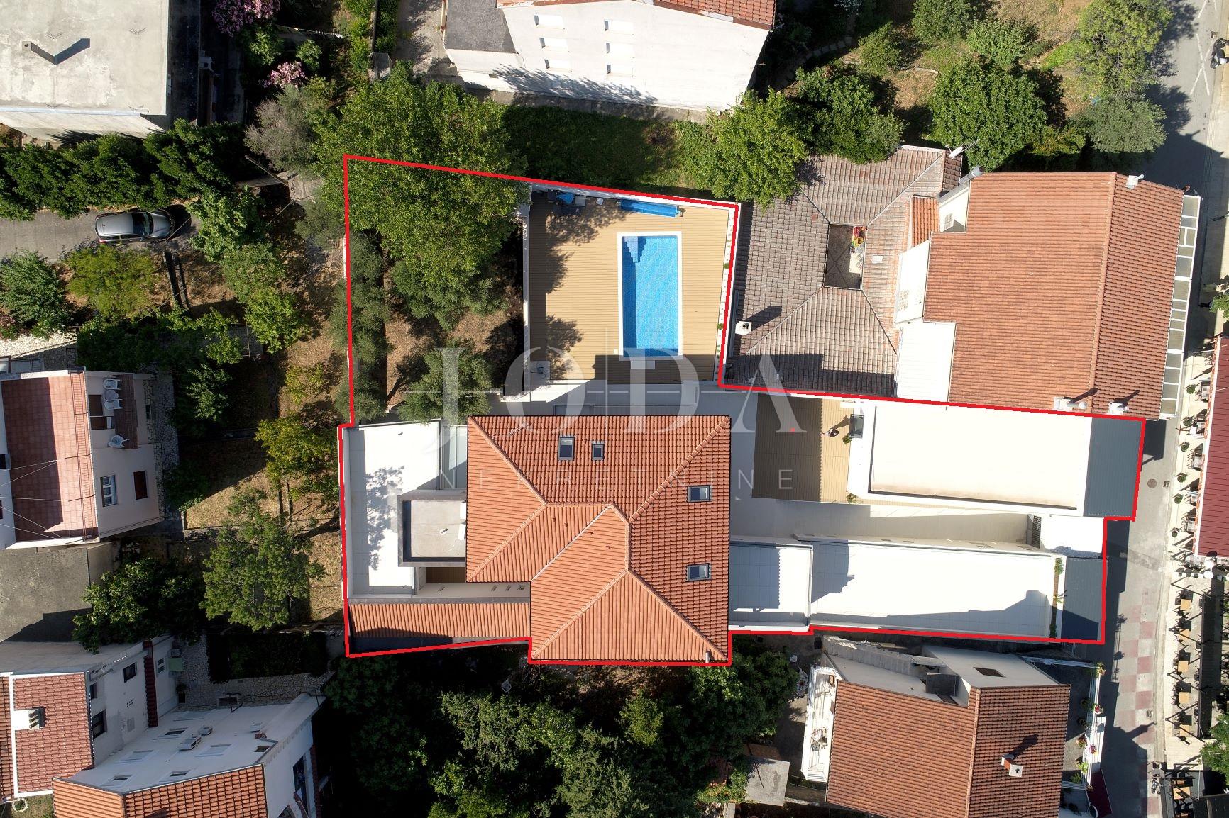 House, 573m², Plot 400m²