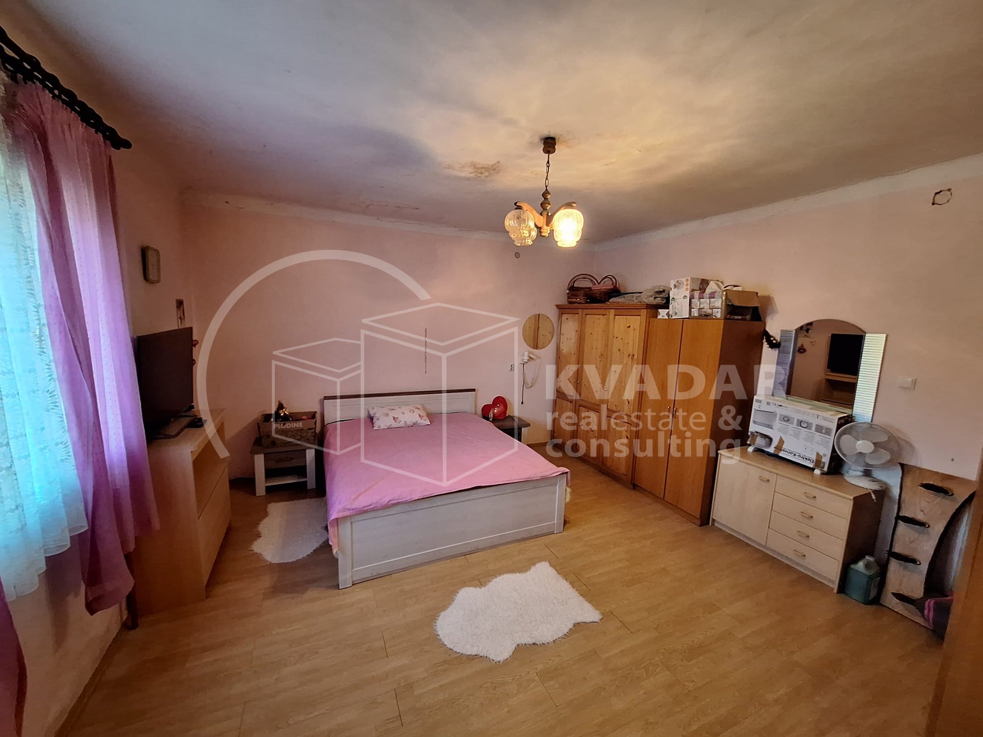 Kuća, 300m², Zemljište 5629m²