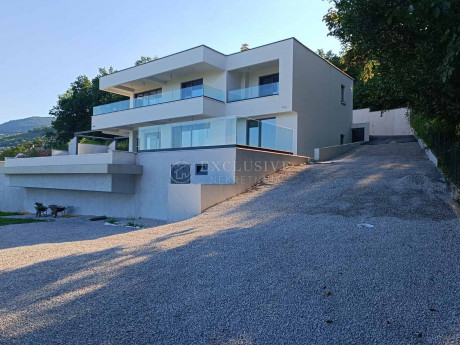 House, 907m², Plot 230m²