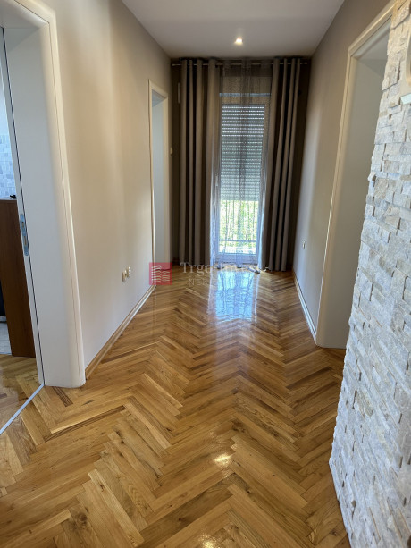 Kuća, 190m², Zemljište 495m²