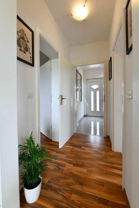 House, 278m², Plot 727m²