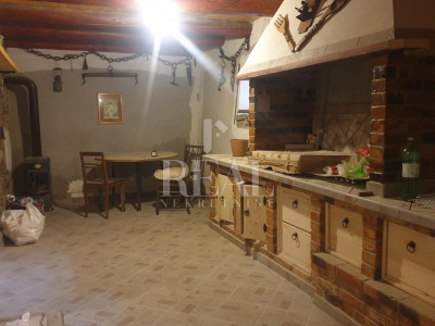 Kuća, 144m², Zemljište 3365m²