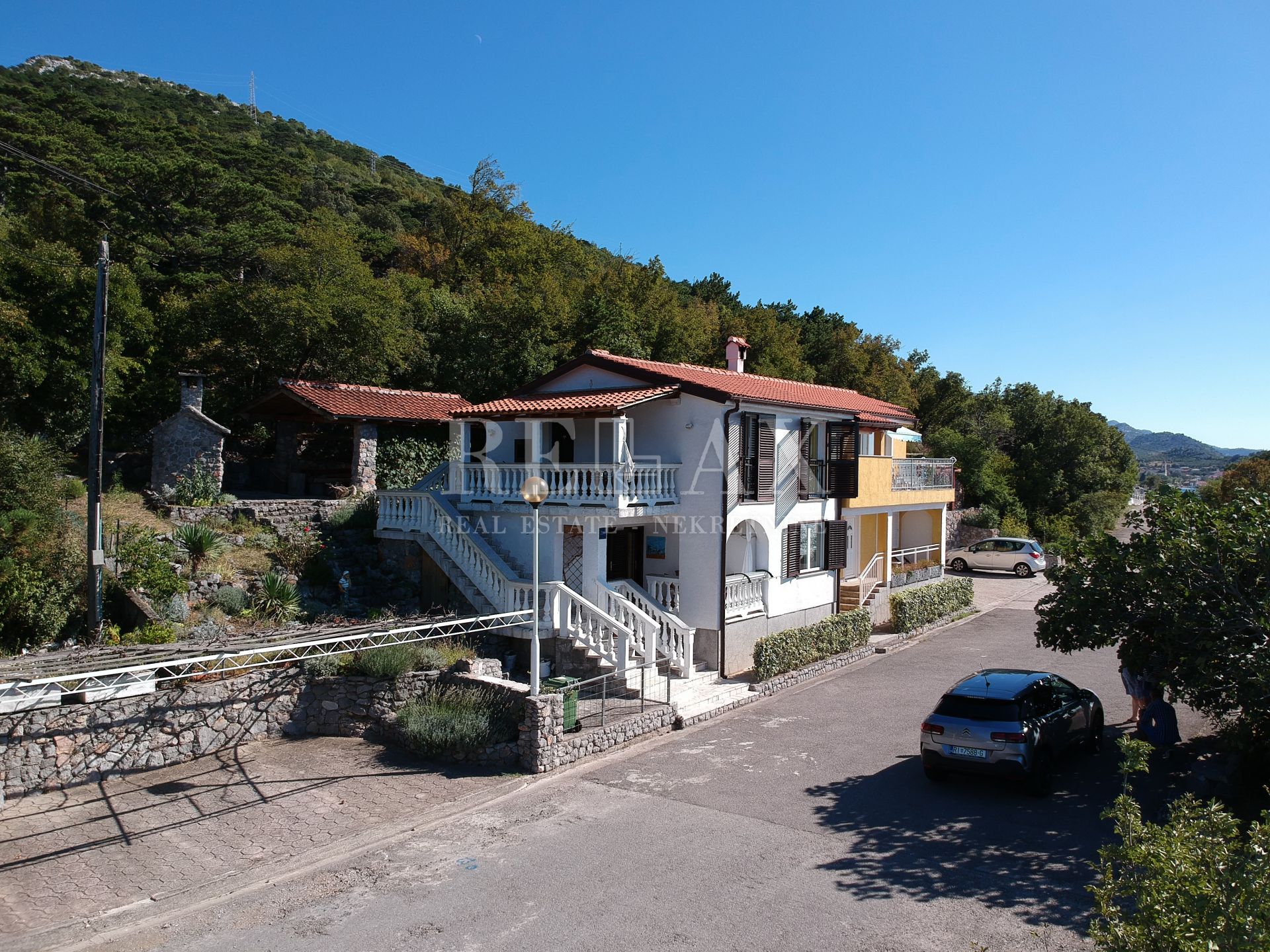 Kuća, 230m², Zemljište 601m²