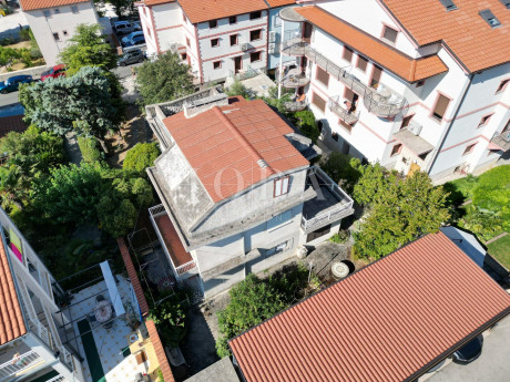 Kuća, 241m², Zemljište 300m²