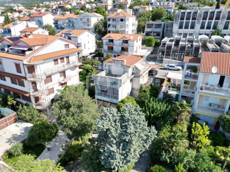 Kuća, 241m², Zemljište 300m²