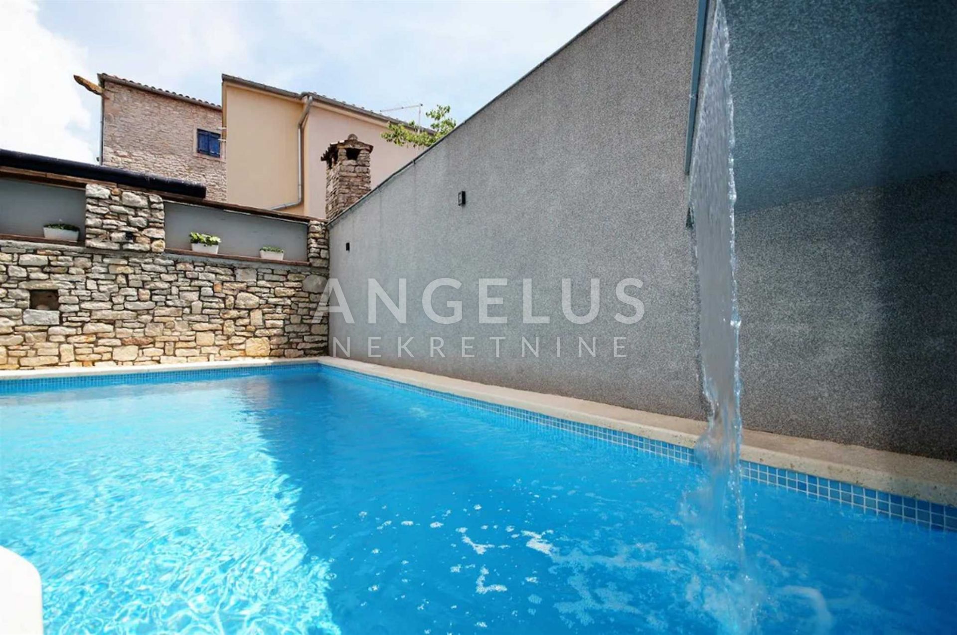 House, 100m², Plot 79m²