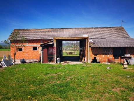 Kuća, 22300m², Zemljište 0m²