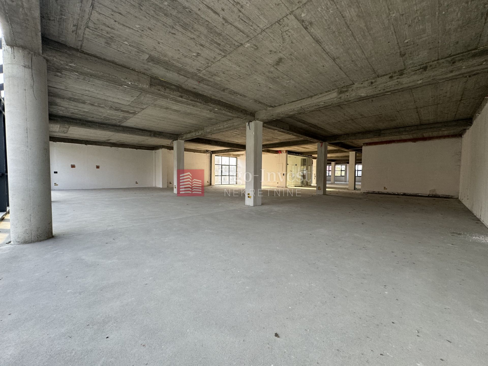 325m², Büro, 2 Etage