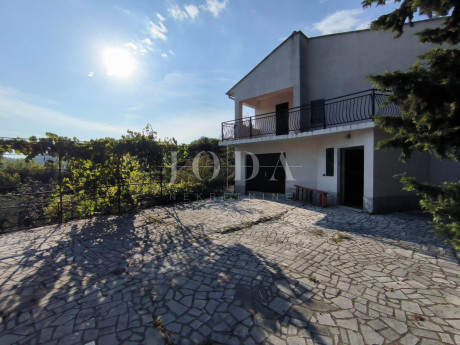 House, 200m², Plot 1700m²