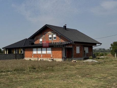 Kuća, 180m², Zemljište 884m²