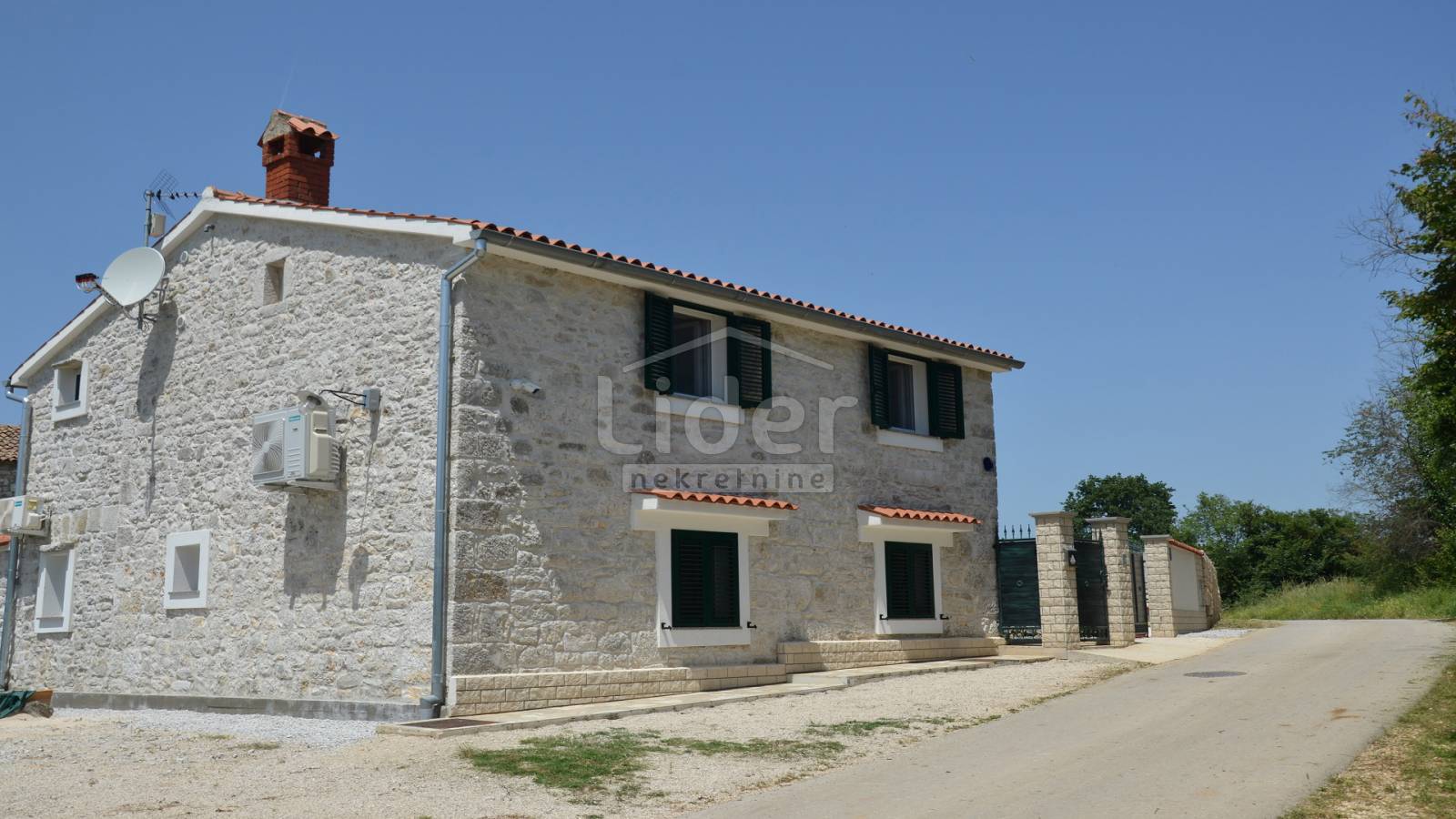 Kuća, 165m², Zemljište 490m²