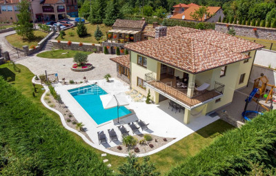 Kuća, 206m², Zemljište 1760m²