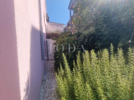 House, 305m², Plot 280m²