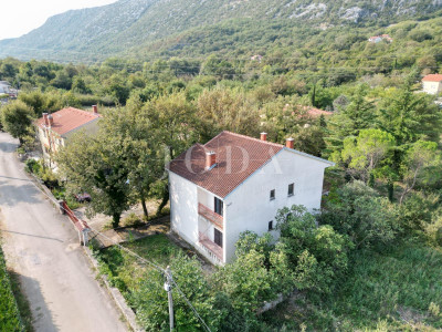 Kuća, 300m², Zemljište 1251m²