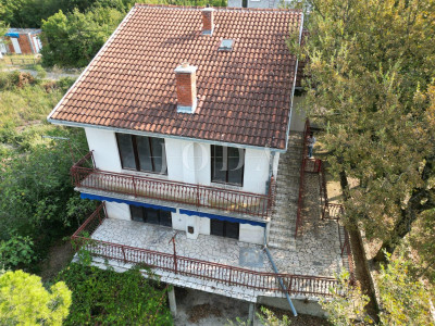 Kuća, 300m², Zemljište 1251m²