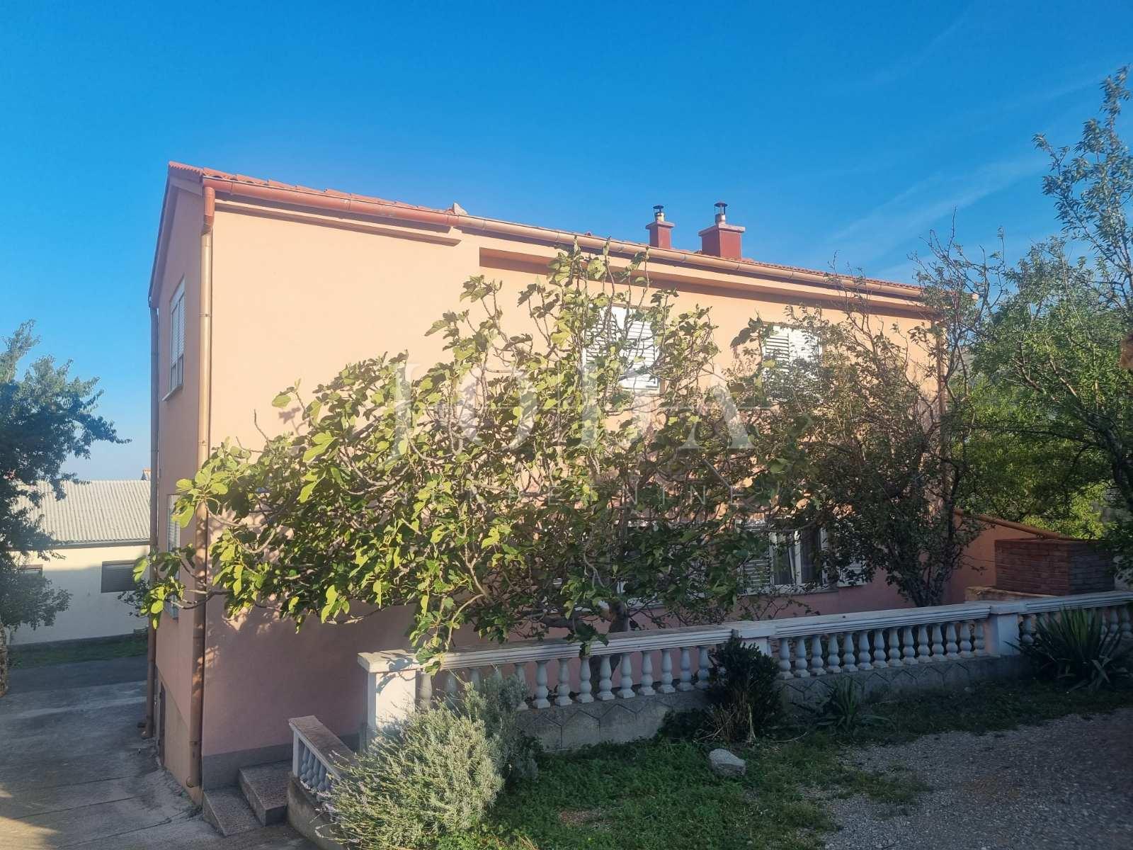 Haus, 244m², Grundstück 277m²