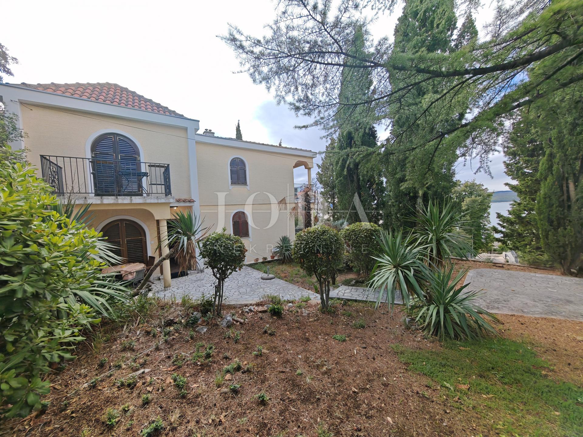 House, 250m², Plot 593m²