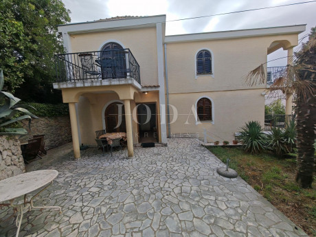 House, 250m², Plot 593m²