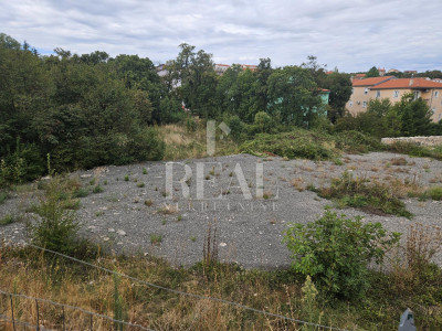 3200m², Plot