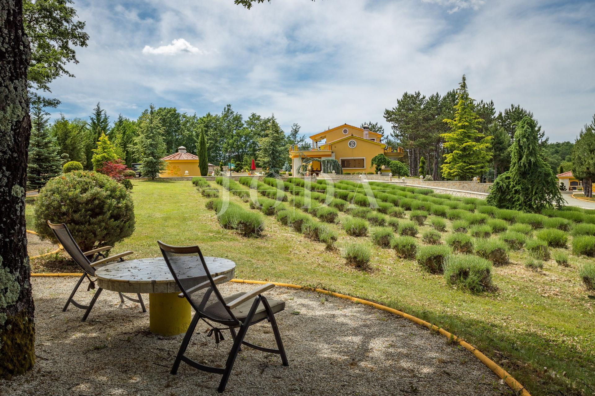 Haus, 431m², Grundstück 43000m²