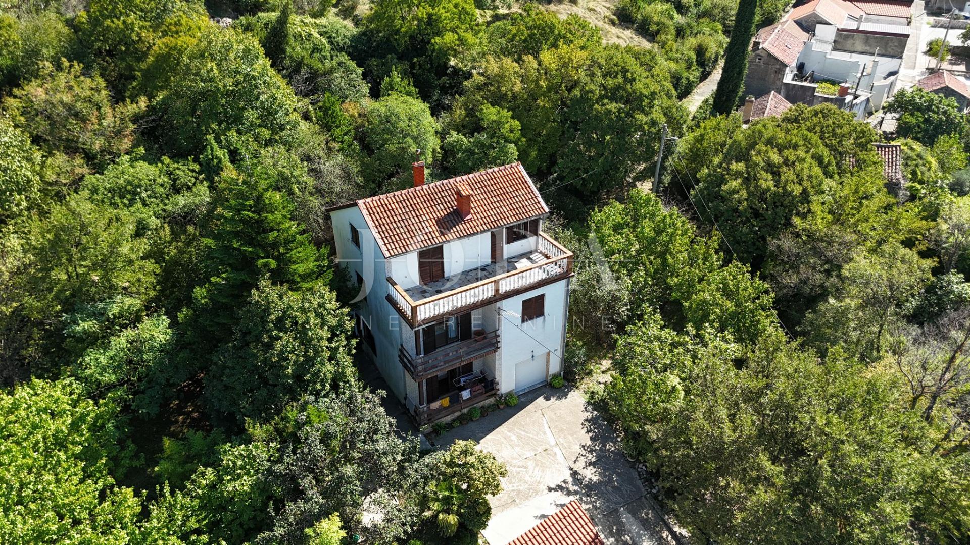 Kuća, 230m², Zemljište 300m²