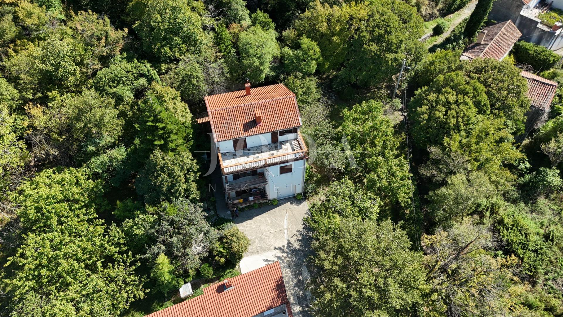 Kuća, 230m², Zemljište 300m²