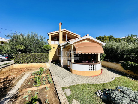 House, 230m², Plot 399m²