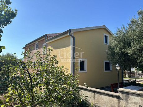 House, 230m², Plot 399m²