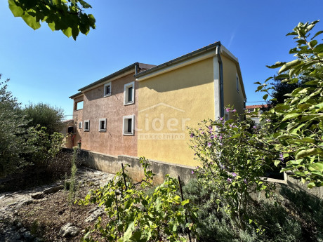 House, 230m², Plot 399m²