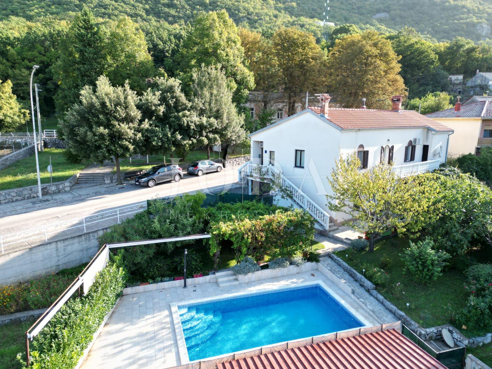 Kuća, 320m², Zemljište 985m²