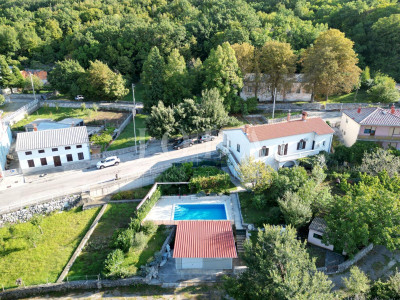 Kuća, 320m², Zemljište 985m²