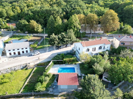 Kuća, 320m², Zemljište 985m²