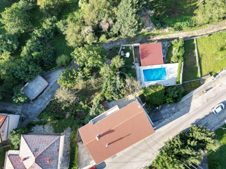 Kuća, 320m², Zemljište 985m²