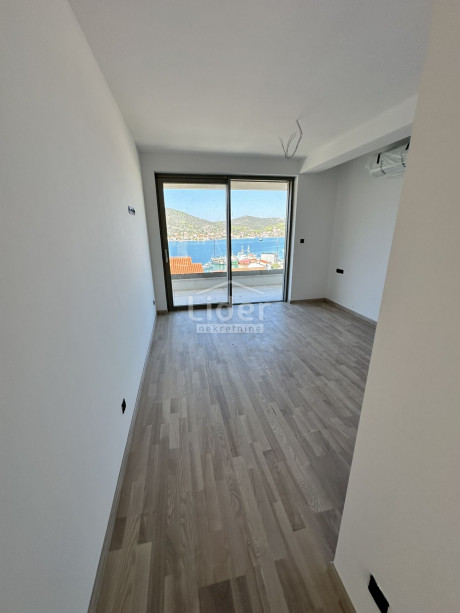 Kuća, 227m², Zemljište 563m²