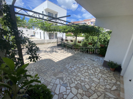 House, 183m², Plot -m²