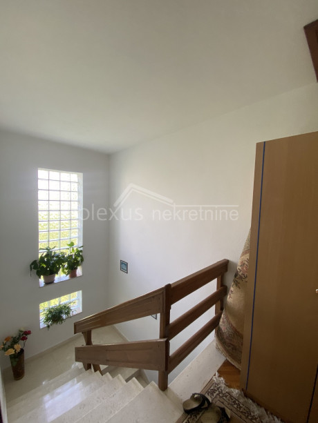 House, 183m², Plot -m²