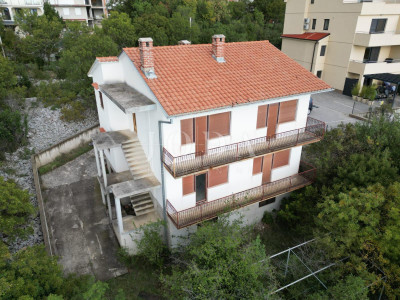 Kuća, 360m², Zemljište 439m²