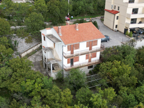 Kuća, 360m², Zemljište 439m²