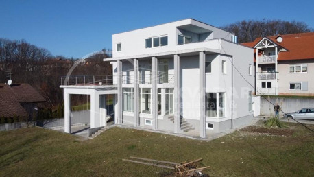 Haus, 585m², Grundstück 1050m²