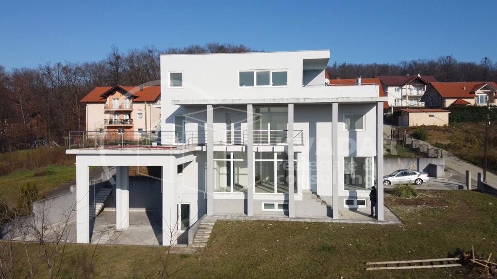 Casa, 585m², Terreno 1050m²