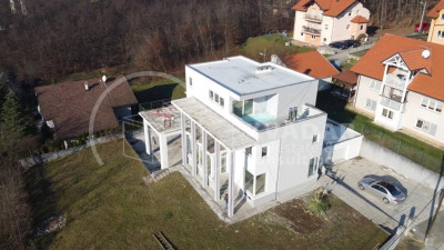 Haus, 585m², Grundstück 1050m²