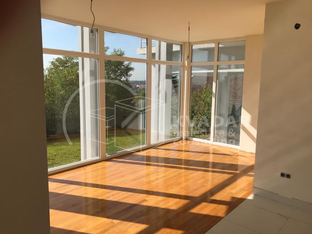 Haus, 585m², Grundstück 1050m²