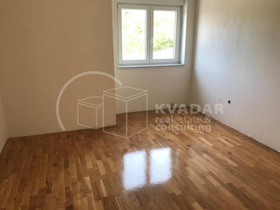 Haus, 585m², Grundstück 1050m²