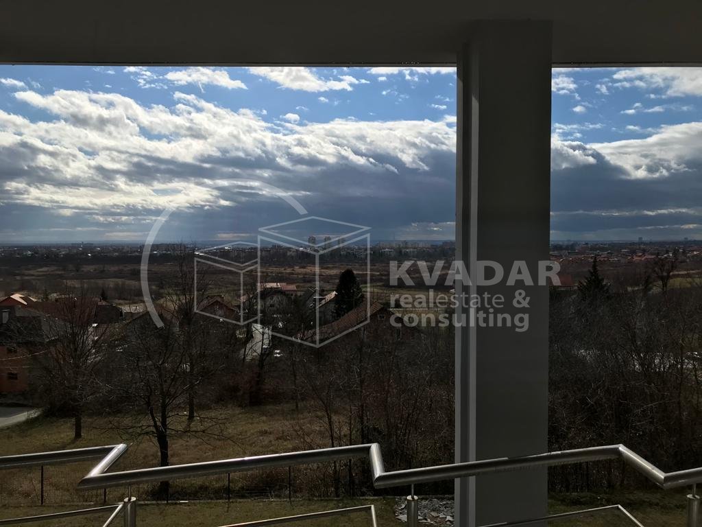 Kuća, 585m², Zemljište 1050m²