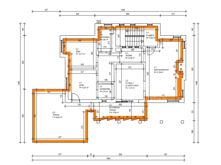 Kuća, 585m², Zemljište 1050m²