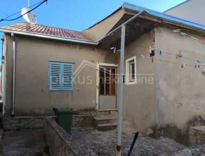 House, 100m², Plot -m²